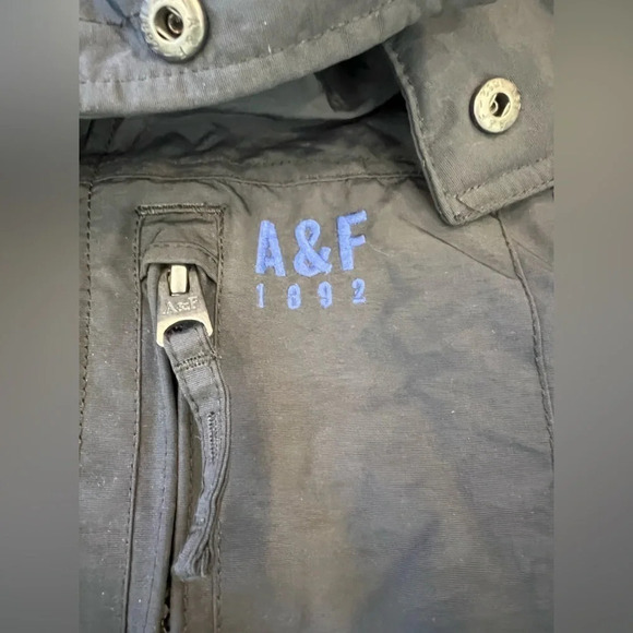 ❄ Abercrombie Jacket 
Size small
Fleece inside 
Zipper and snap front - Picture 5 of 10